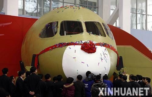 C-919風(fēng)擋在高速飛行時(shí)要承受巨大動(dòng)壓,窗框由鈦合金制成。